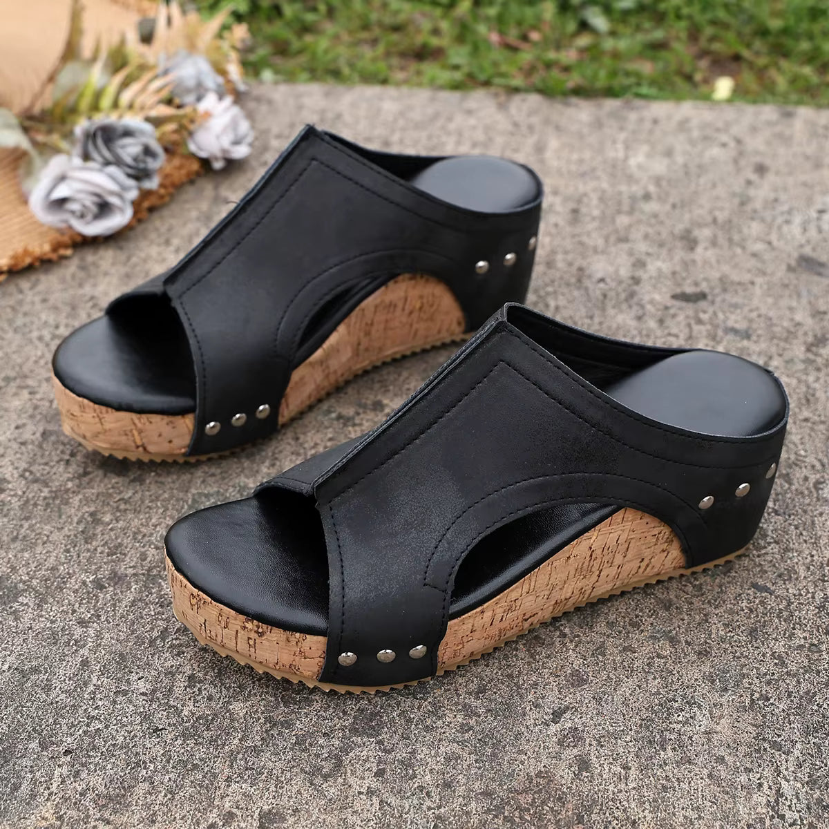 La Mule "Cork Rivets" — L'Élégance Naturelle Cloutée