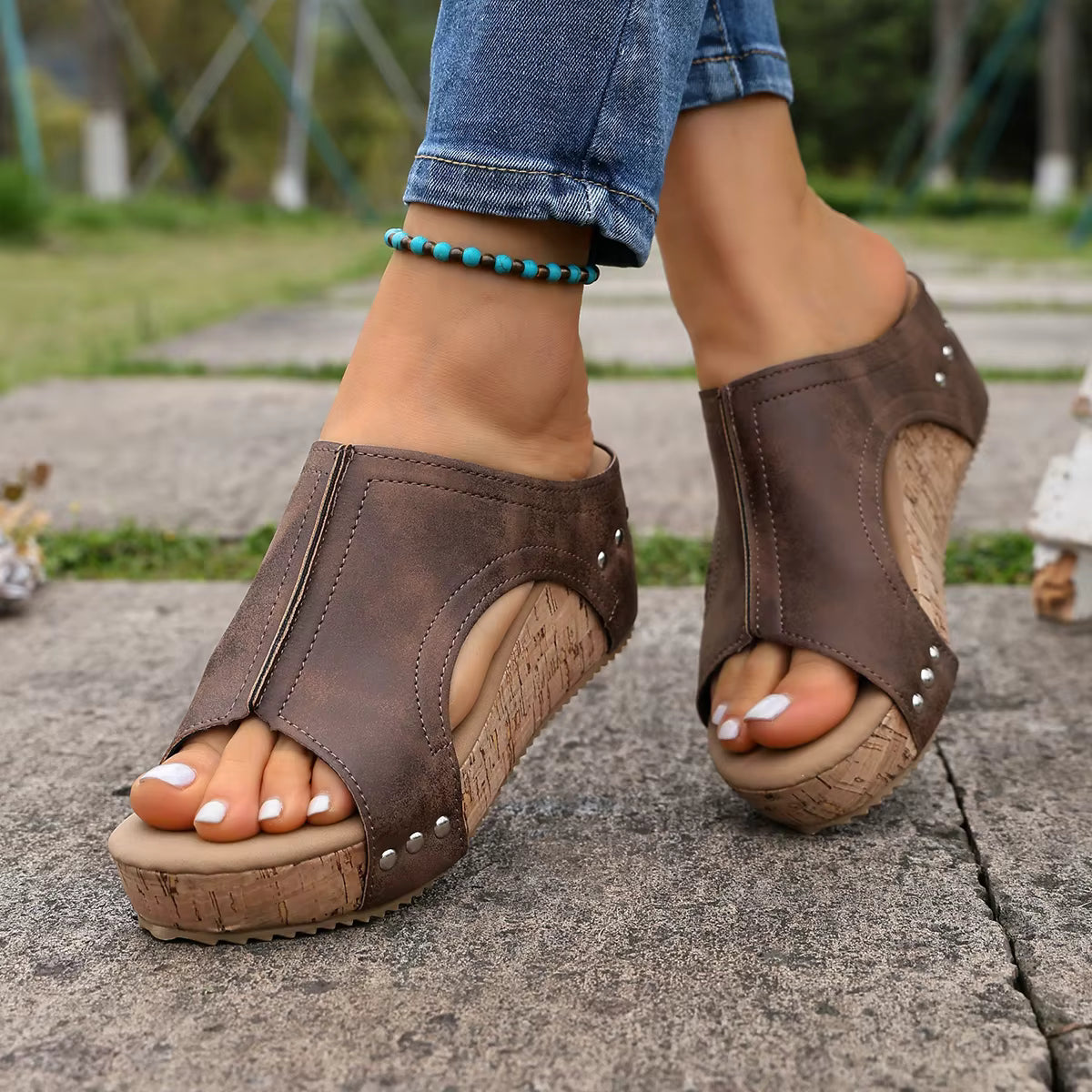 La Mule "Cork Rivets" — L'Élégance Naturelle Cloutée